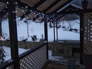 Гостевой дом Goryanka Яремче Вилла с видом на сад-11